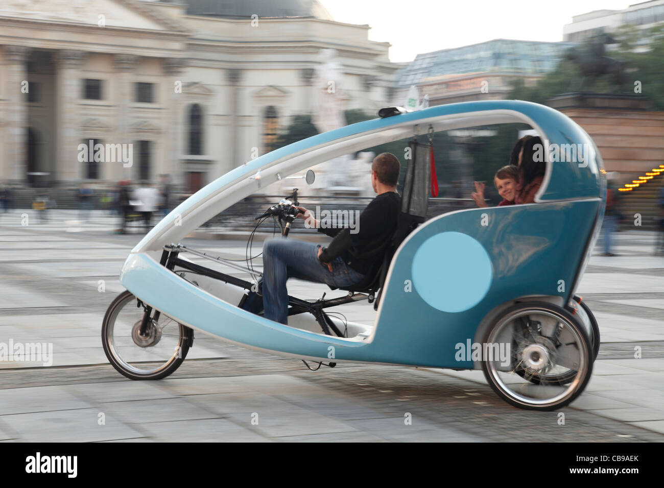 Rispettosi dell'ambiente bike taxi (ciclo bike; velo taxi) a Gendarmenmarkt a Berlino Foto Stock