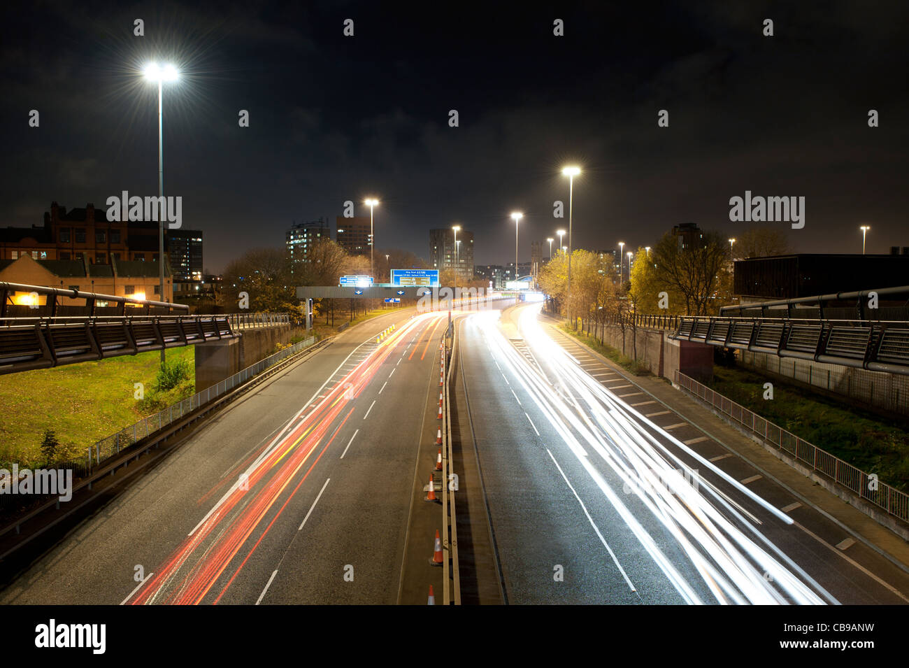 Una serata colpo di A57(M) Manunian modo vicino a Hulme, Manchester. Con otturatore lungo sentieri di luce. Foto Stock