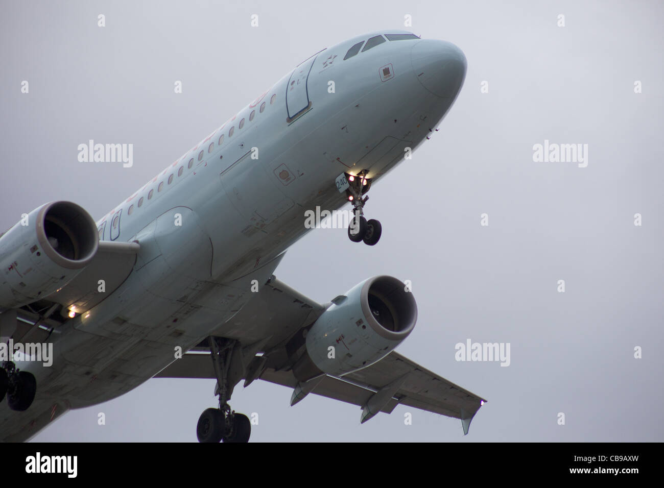 Airbus 320 di Air Canada come si passa al di sopra della soglia della pista 24 L all'Aeroporto di Toronto Foto Stock