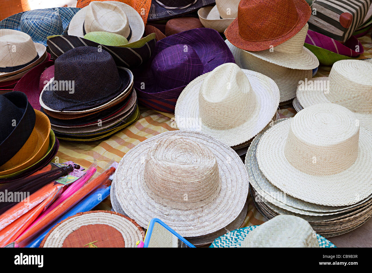 Cappelli di paglia in vendita al mercato di domenica la Francia Foto Stock