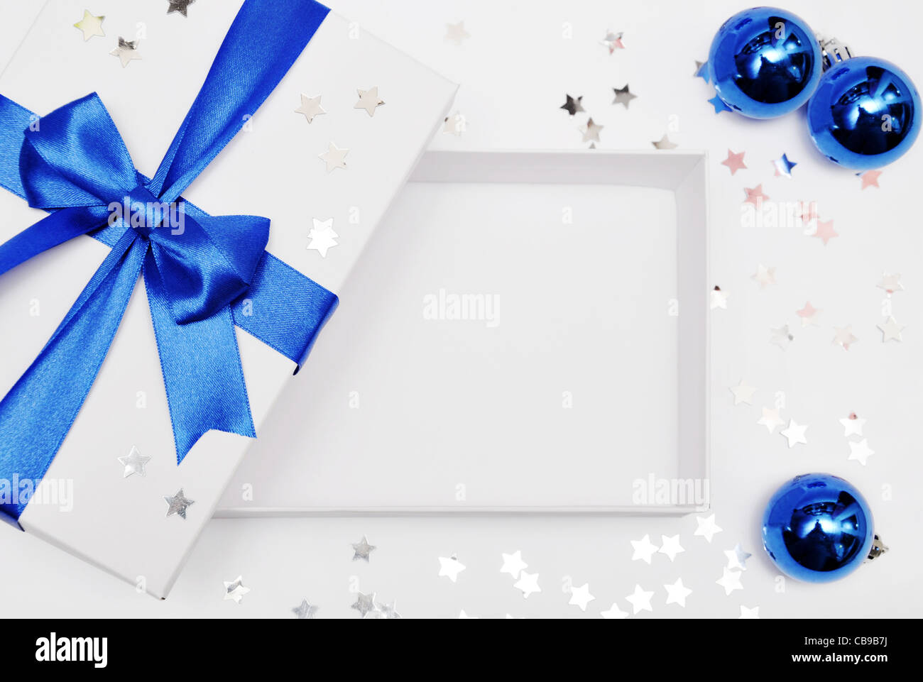 Aprire vuoto confezione regalo con nastro blu, coriandoli e sfere Foto Stock