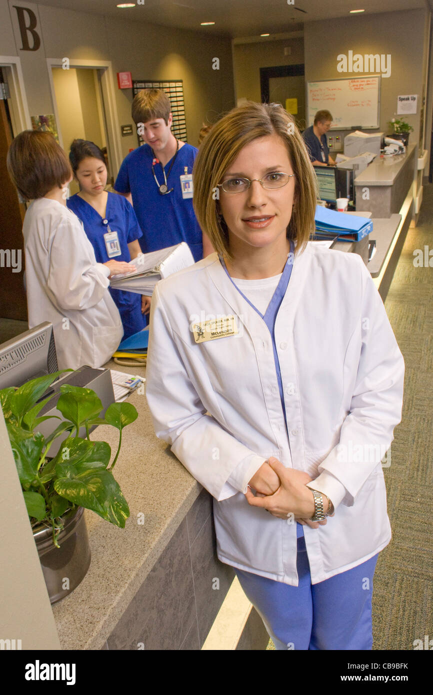 Waco, TX 12 Marzo 2009: Assistenza infermieristica istruttore Kacie Spencer, MSN, RN di McClennan Community College con alcuni dei suoi studenti (in Foto Stock