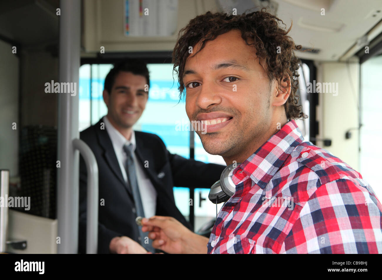 Uomo di pagare per il biglietto del bus Foto Stock