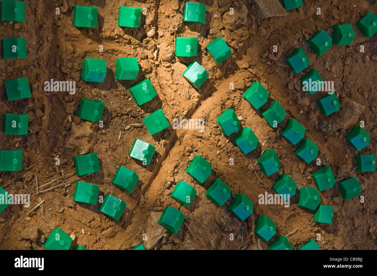 Case in plastica da un gioco di bordo disposte in "quartieri" nel Texas centrale sporco da un bambino che ha interesse è 'pianificazione urbana' Foto Stock