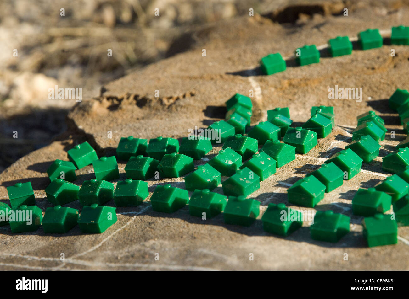 Case in plastica da un gioco di bordo disposte in "quartieri" nel Texas centrale sporco da un bambino che ha interesse è 'pianificazione urbana' Foto Stock