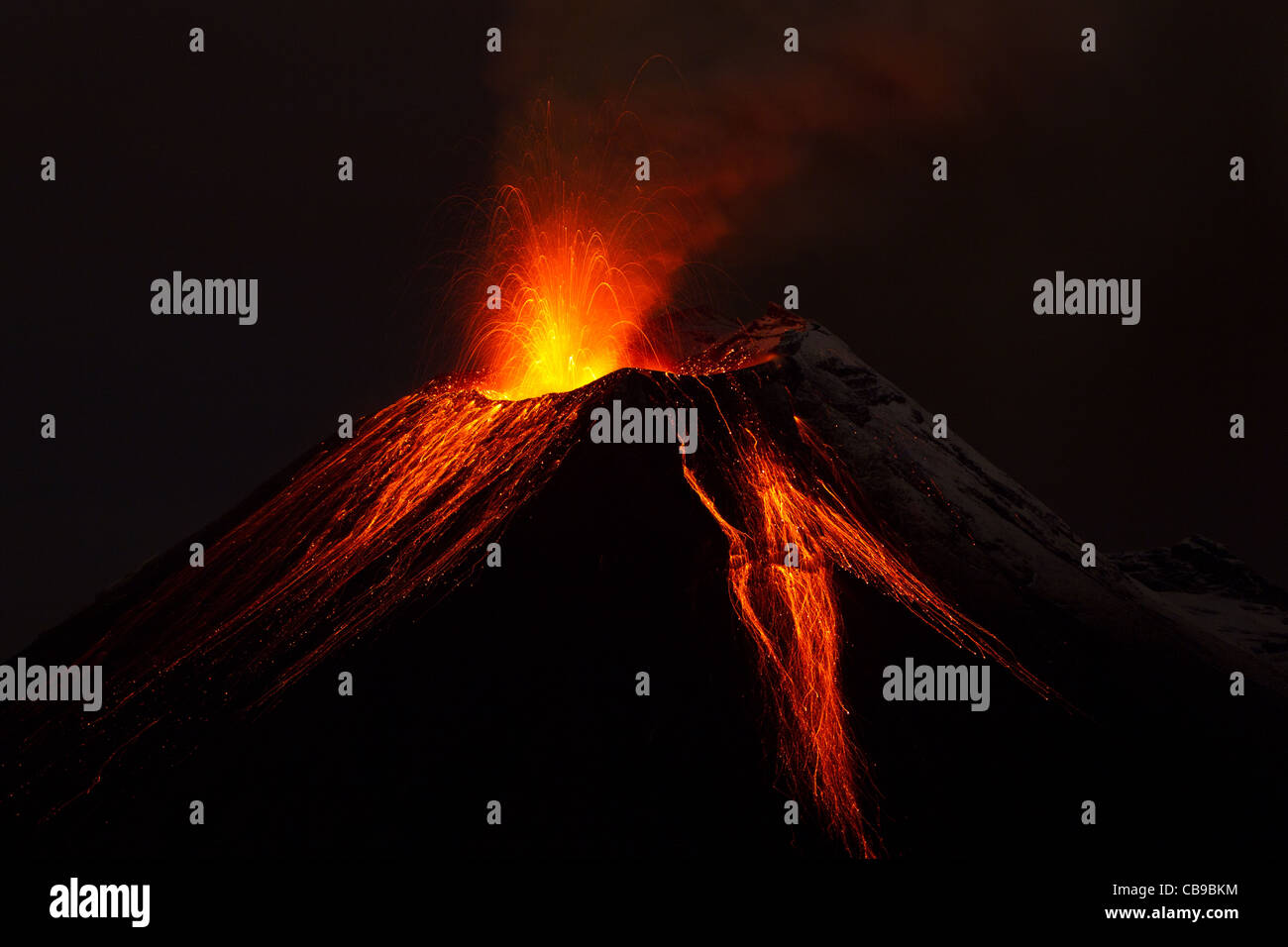 Vulcano Tungurahua esplose nella notte del 28 11 2011 Ecuador girato con Canon Eos Mark Iv convertito da materie di piccole quantità di rumore visibile a pieno S Foto Stock