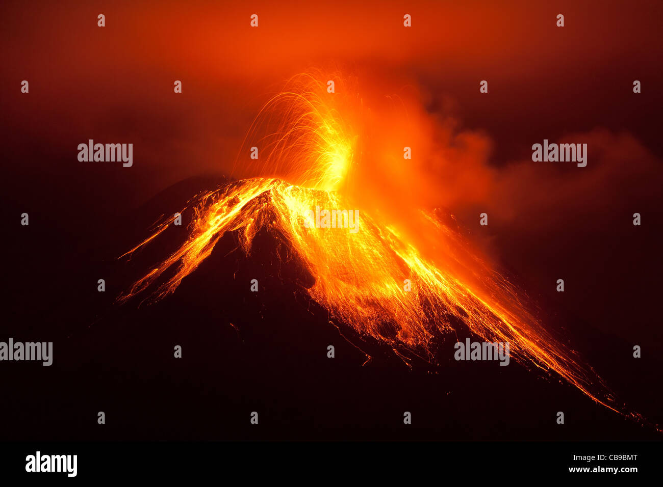 Vulcano Tungurahua esplose nella notte del 30 11 2011 Ecuador girato con la Canon EOS 5D Mark II convertito da materie di piccole quantità di rumore visibile a Ful Foto Stock