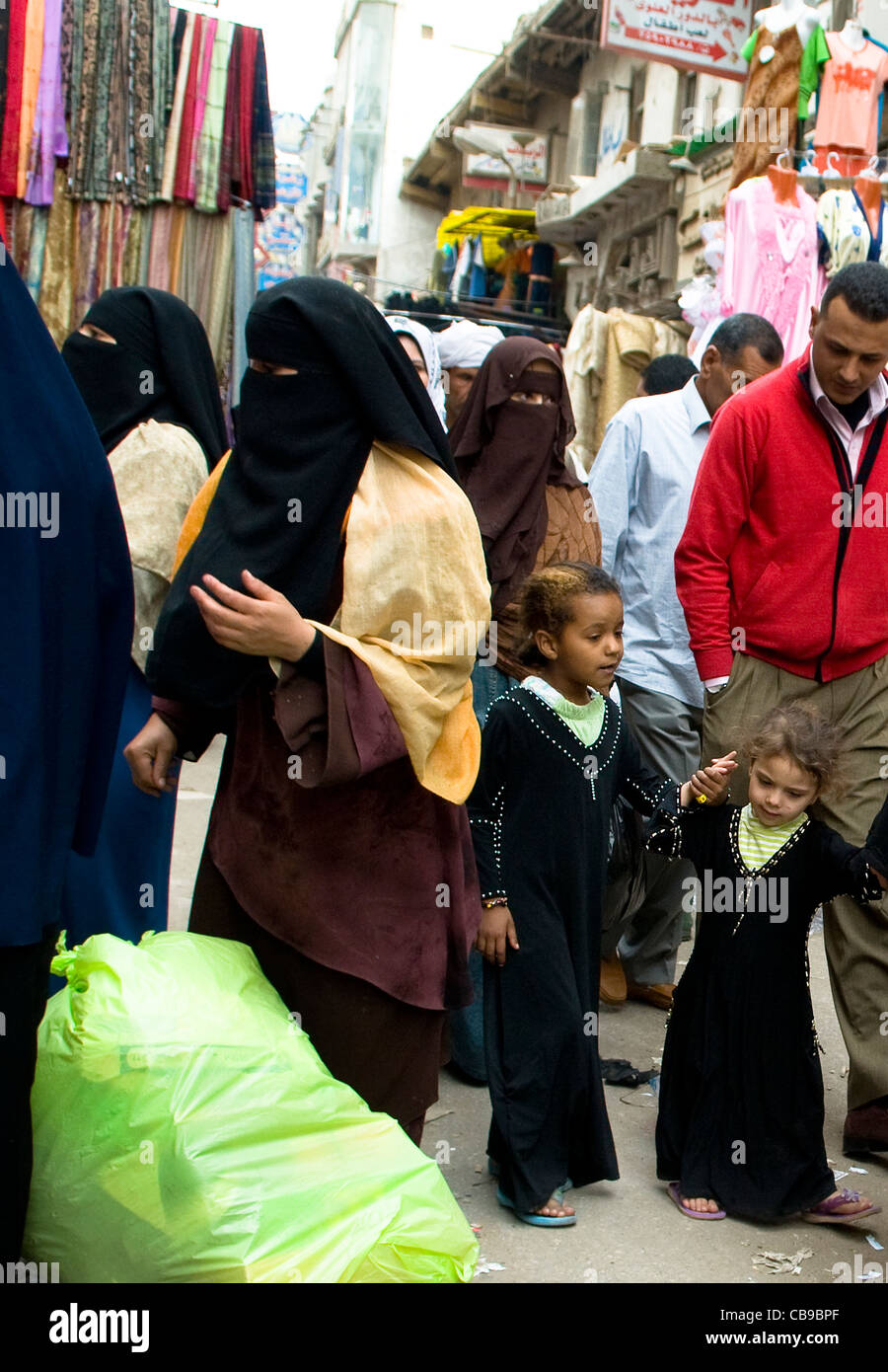 Occupato vivace bazar del Cairo. Foto Stock