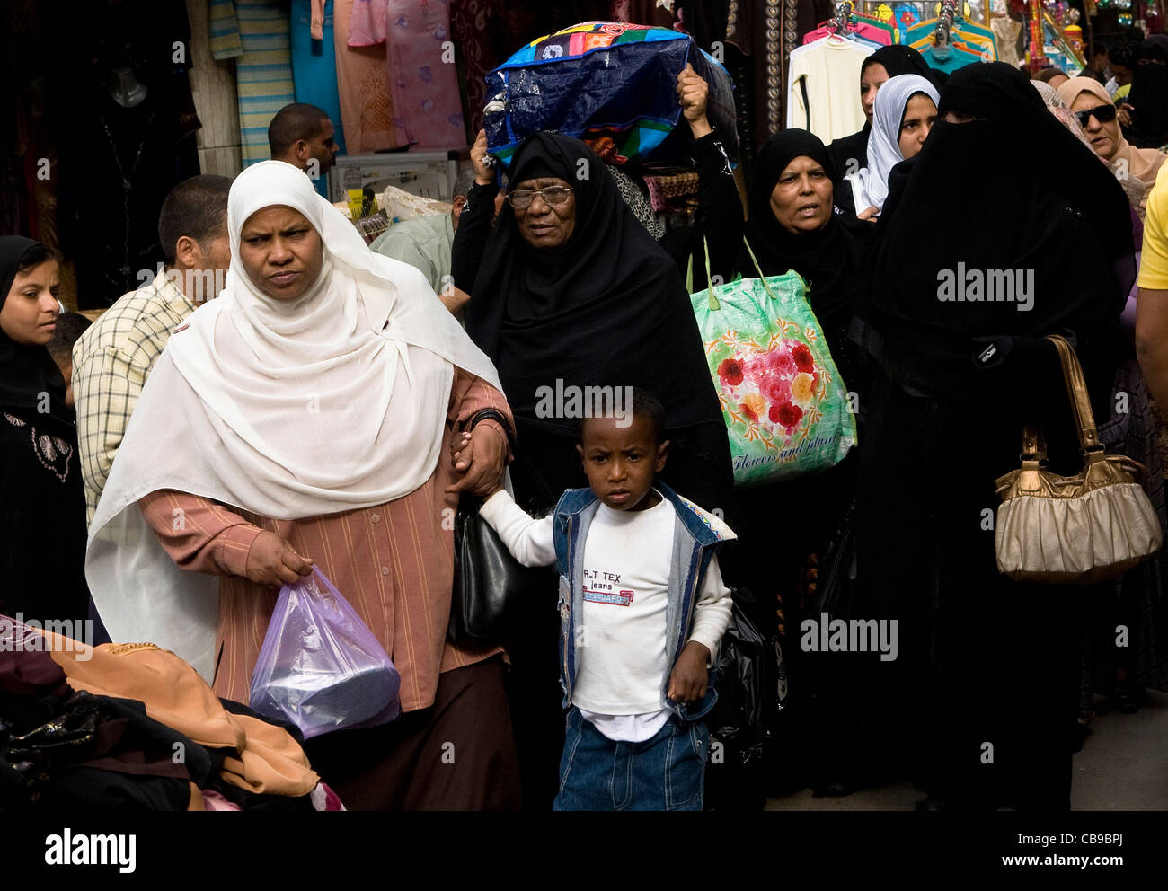 Occupato vivace bazar del Cairo. Foto Stock