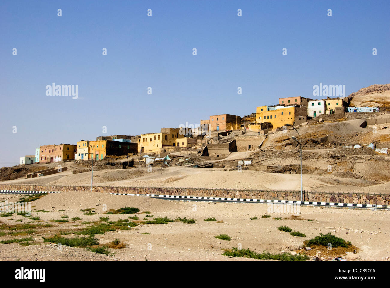 Abd al-Qurnah villaggio sulle colline di Tebe occidentale - Luxor, l'Alto Egitto Foto Stock