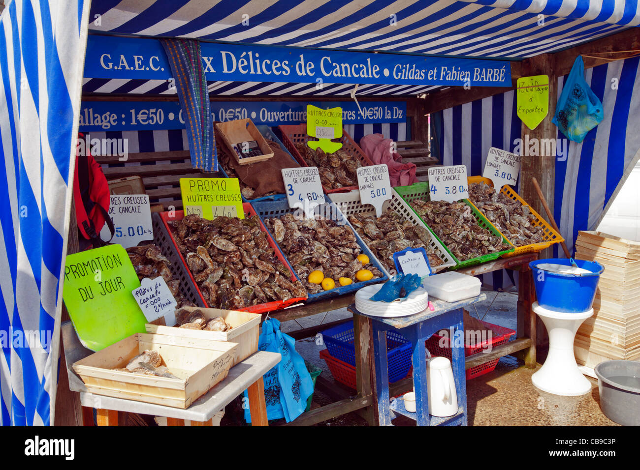 Pressione di stallo di ostriche, Cancale, Brittany, Francia, Europa Foto Stock