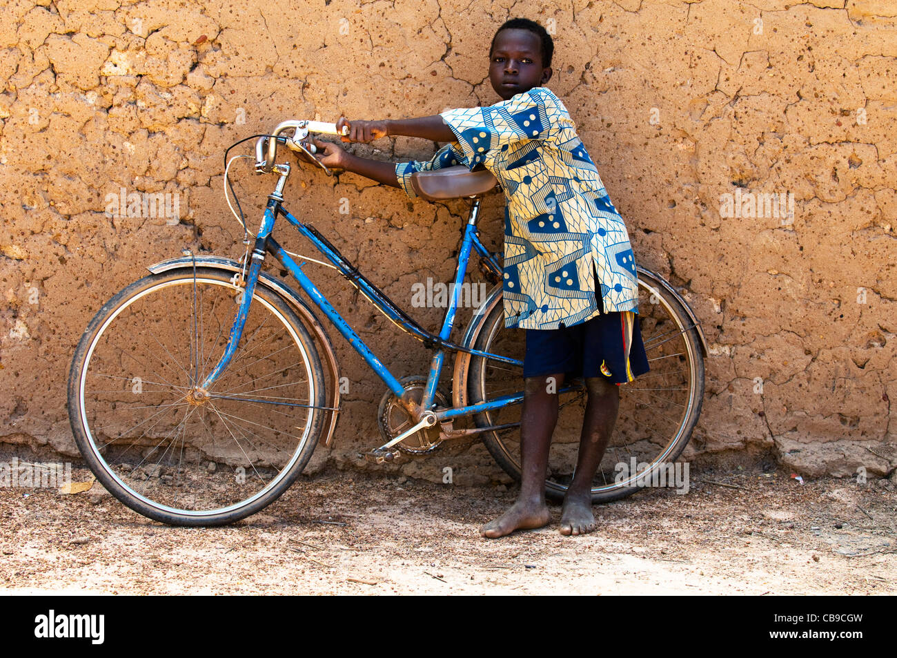 Un simpatico Burkina Fasso ragazzo con la bicicletta. Foto Stock