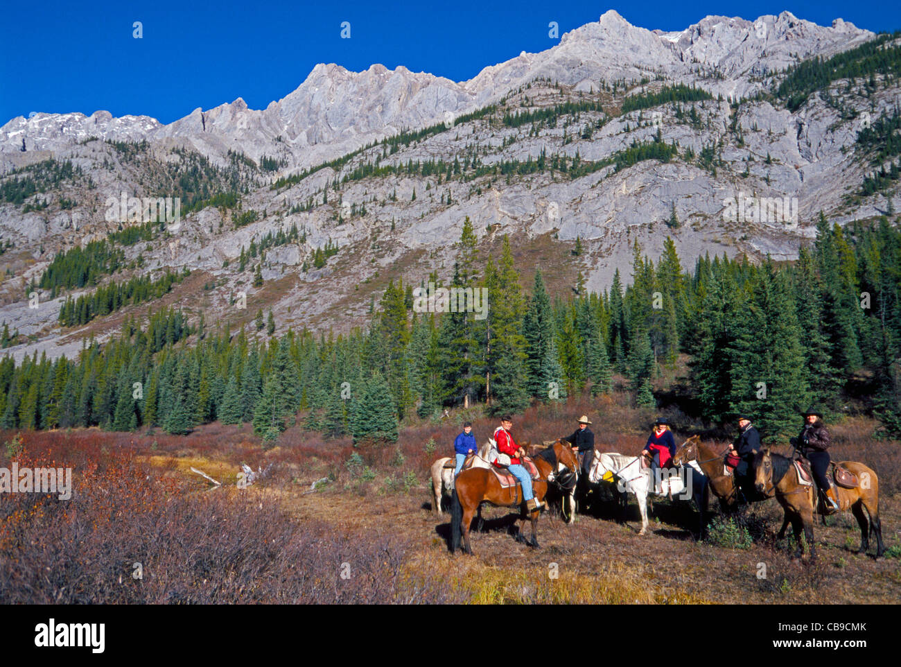 Equitazione su un viaggio di vacanza pausa durante il loro percorso nel Parco Nazionale di Banff nelle Montagne Rocciose Canadesi in Alberta, Canada, America del Nord. Foto Stock