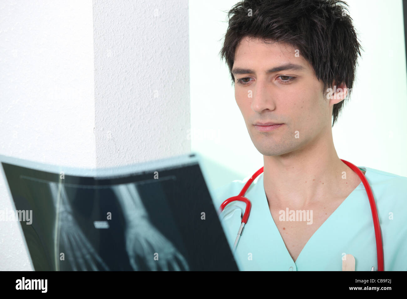 Infermiere guardando immagine a raggi x Foto Stock Infermiere guardando immagine a raggi x Foto Stock