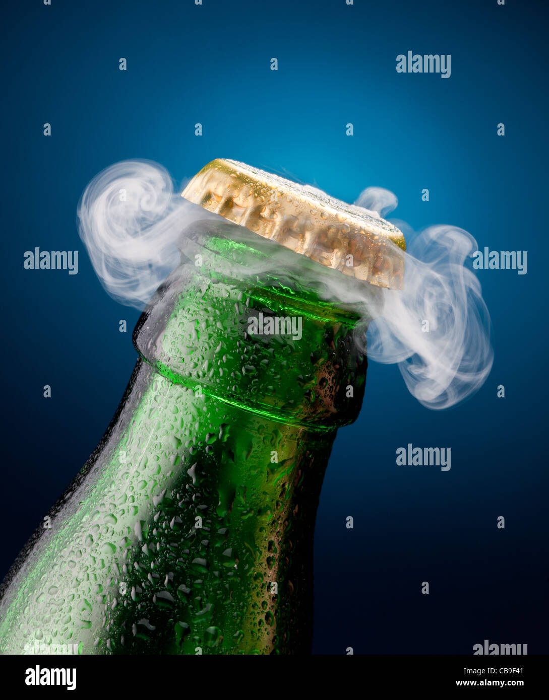Apertura del tappo di birra con il gas in uscita Foto Stock