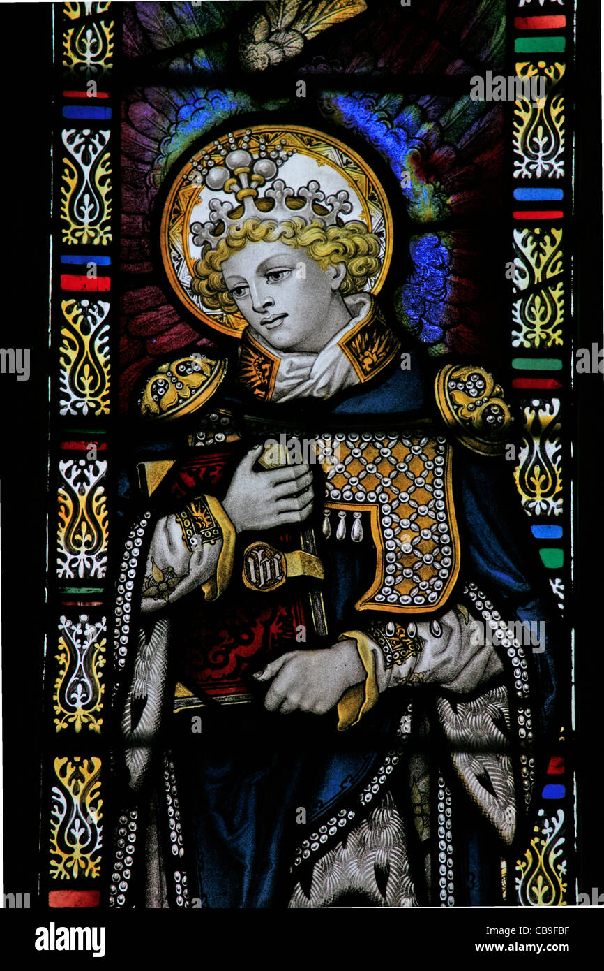 Finestra di vetro colorato dal Kempe Studios raffigurante l'Arcangelo Uriel Foto Stock