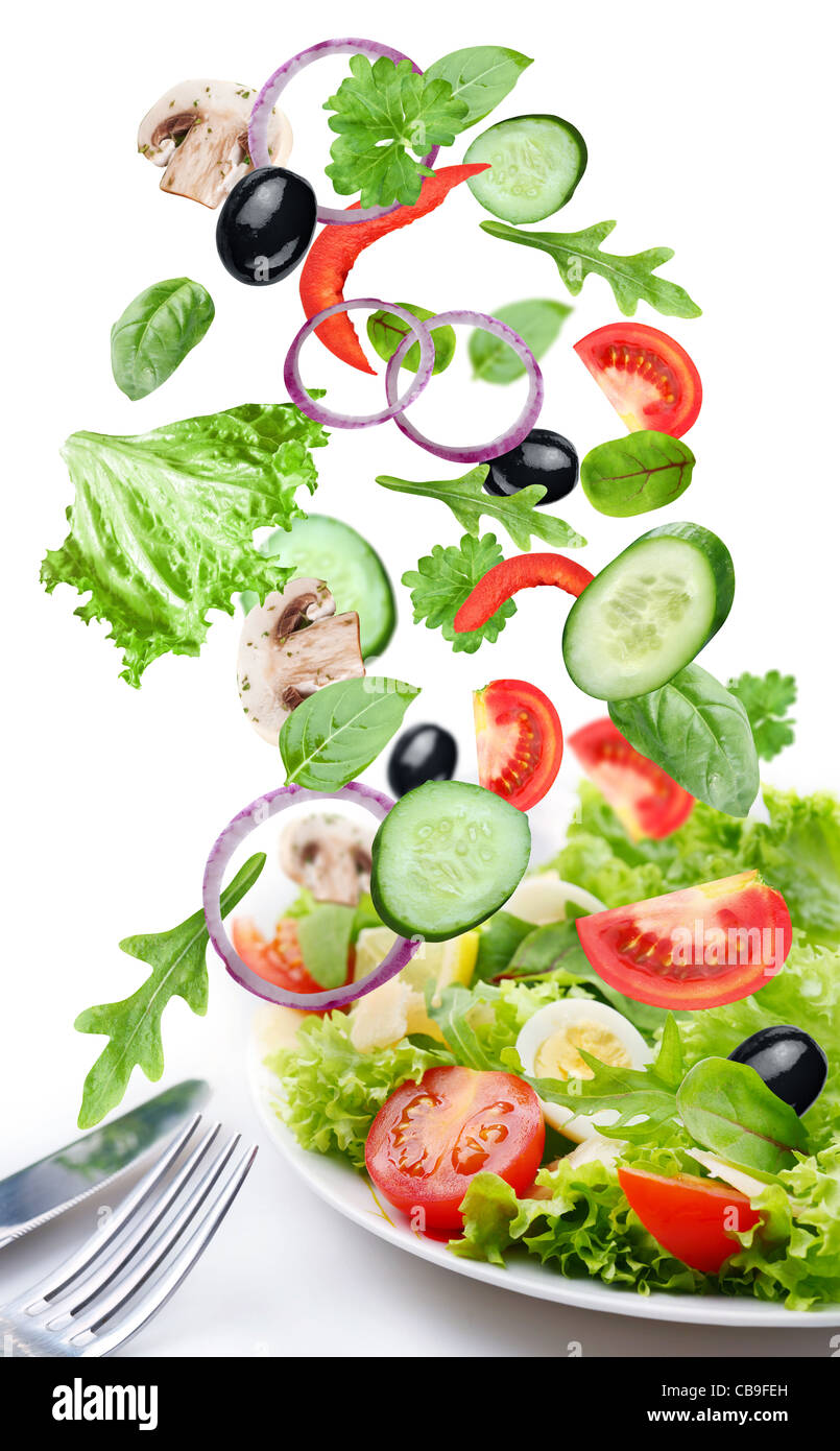 Flying verdure - insalata ingredienti. Isolato su uno sfondo bianco. Foto Stock