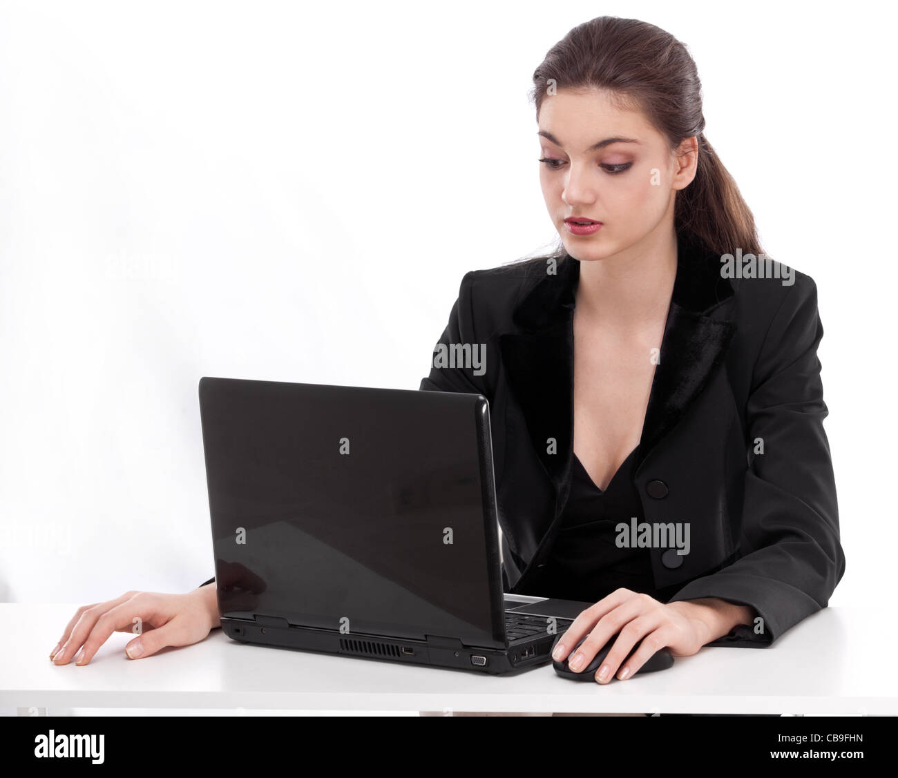 Ragazza che lavora con il computer portatile. Immagine su sfondo bianco. Foto Stock