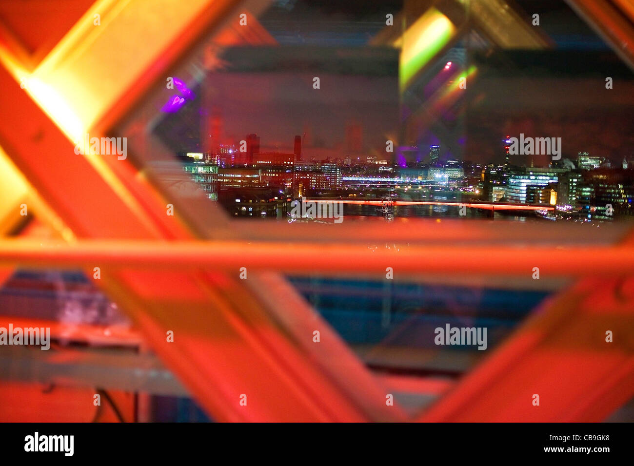 Vista su Londra dall'interno del Tower Bridge durante la notte. Foto Stock