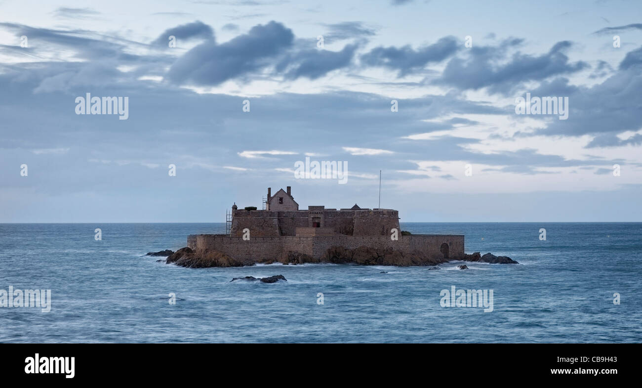 Crepuscolo immagine del Fort National da Saint Malo,in Bretagna in Francia nordoccidentale, durante l'alta marea del tempo. Foto Stock