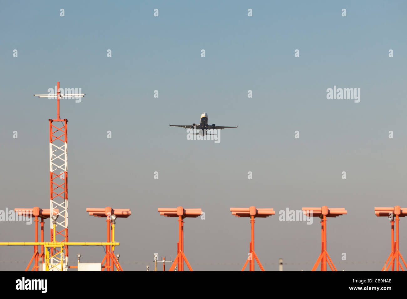 Aereo in fase di decollo all'aeroporto di Stansted, Inghilterra Foto Stock