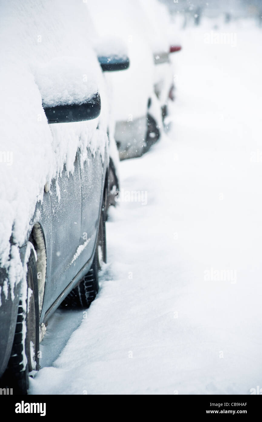 Macchine parcheggiate ricoperta di neve Foto Stock