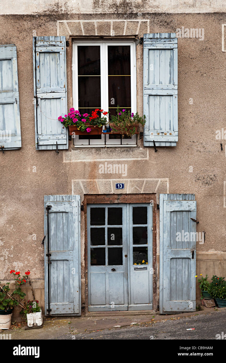 Porta e finestra con persiane e lo scolorimento della vernice al n. 13 Camares Aveyron Francia Foto Stock