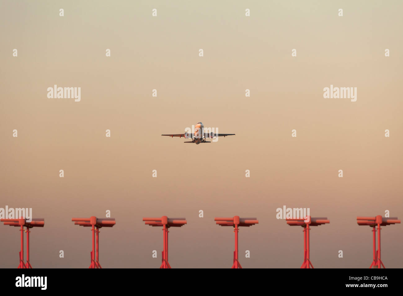 In aereo il decollo al tramonto Foto Stock