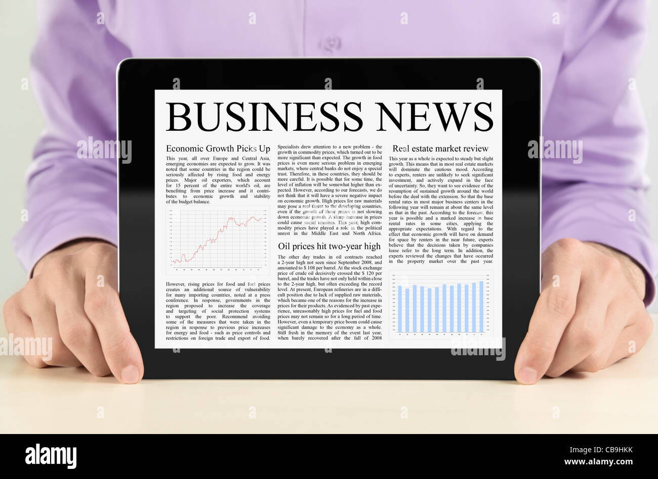 Imprenditore mostra digital tablet pc con business news sullo schermo. Foto Stock