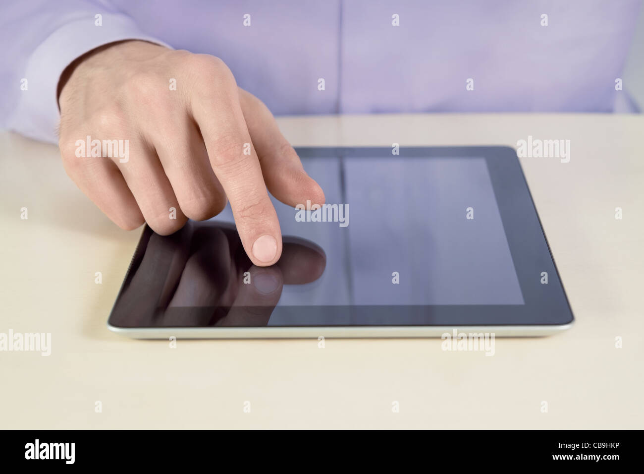 Closeup colpo di mano imprenditore si toccano sul digitale tablet pc. Profondità di campo sul dito. Foto Stock