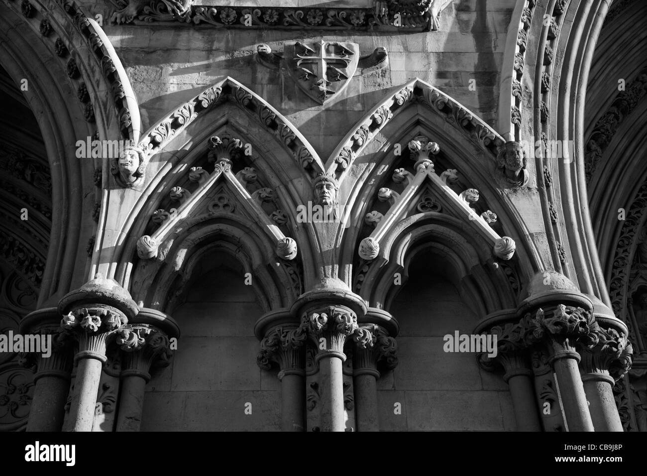 Londra - dettagli dalla facciata gotica di Westminster Abbey Foto Stock