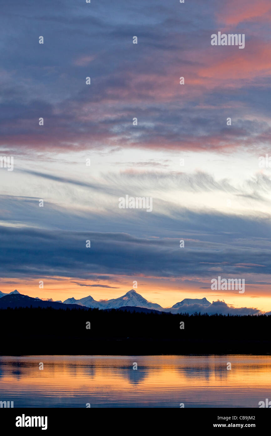 Tramonto sul Fairweather mountain range. Bartlett Cove. Glacier Bay. L'Alaska. Stati Uniti d'America Foto Stock