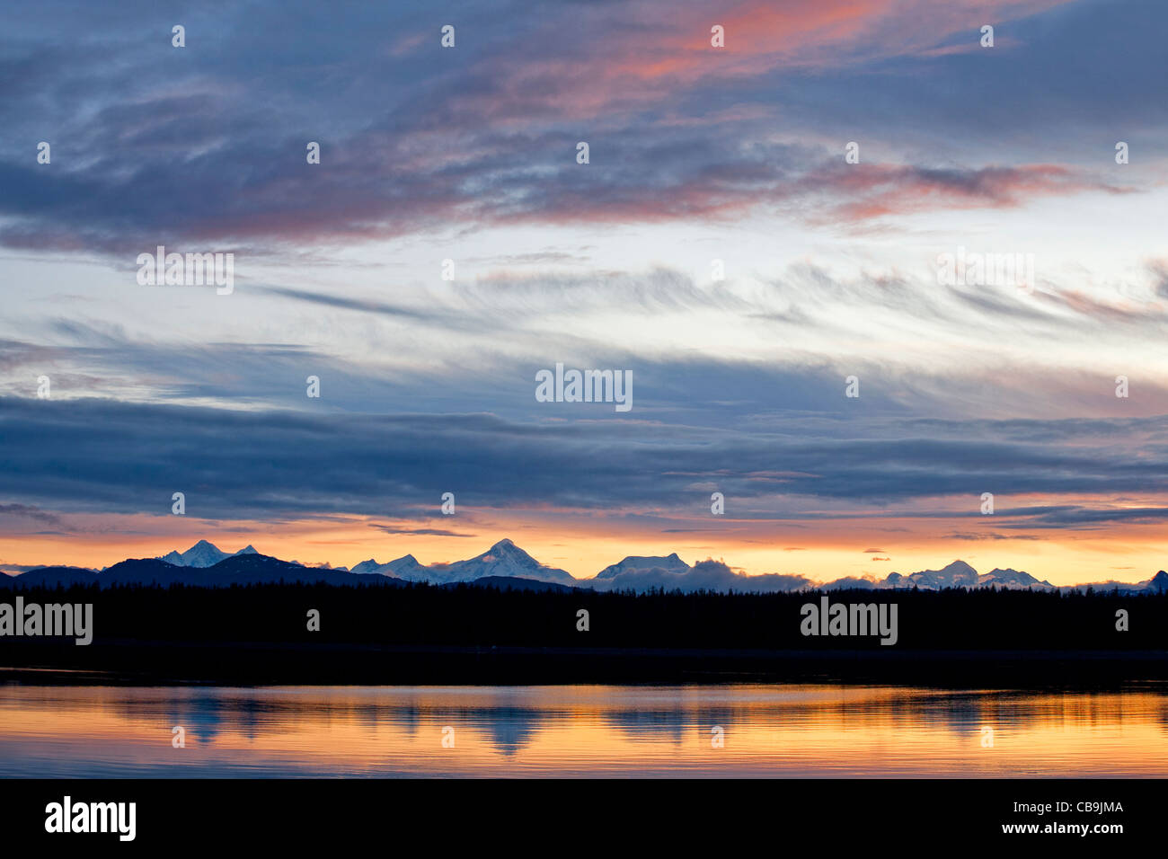 Tramonto sul Fairweather mountain range. Bartlett Cove. Glacier Bay. L'Alaska. Stati Uniti d'America Foto Stock