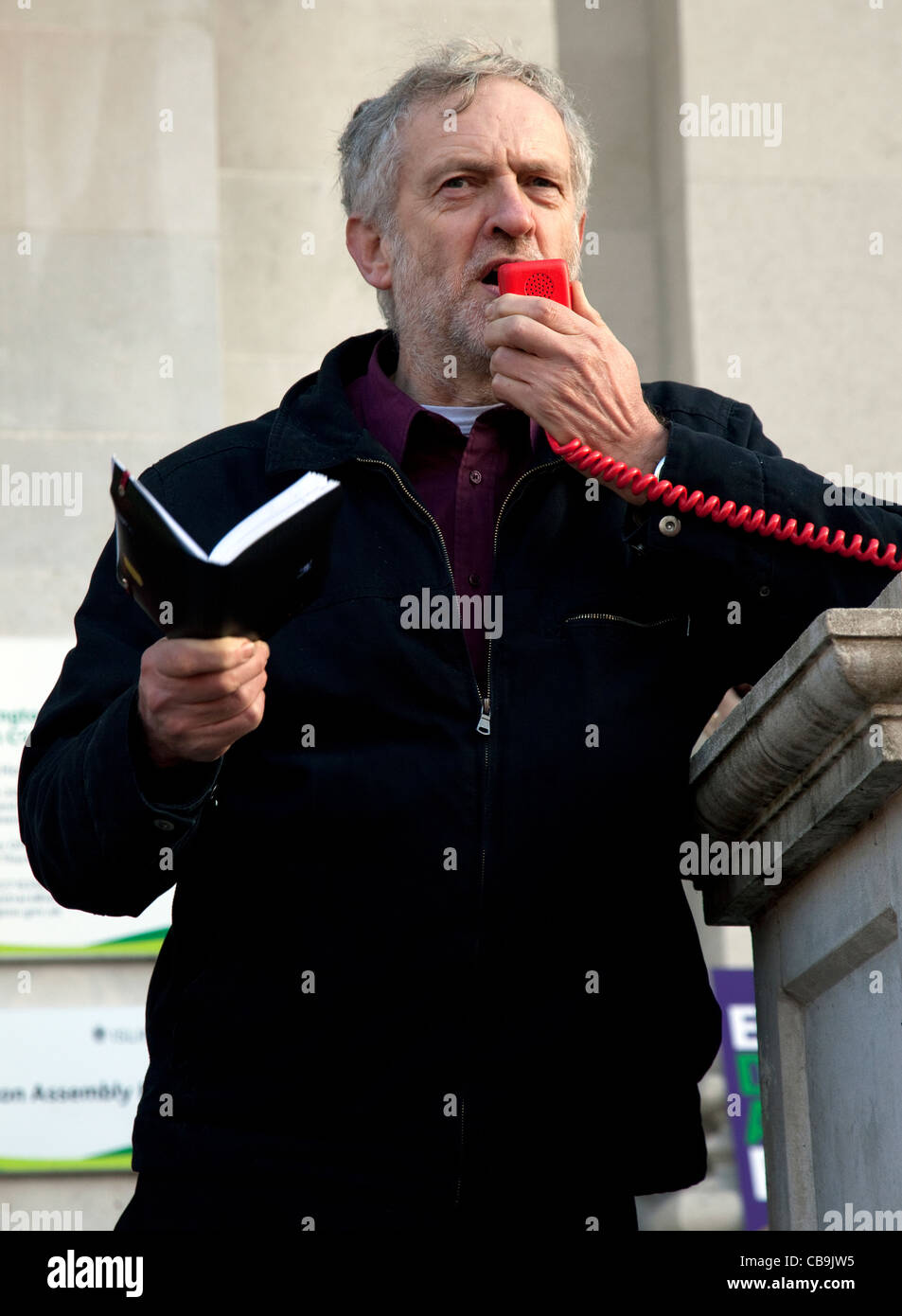 Giornata di azioni sindacali nel settore pubblico rally al di fuori di Islington Town Hall di Londra - Jeremy Corbyn MP Foto Stock