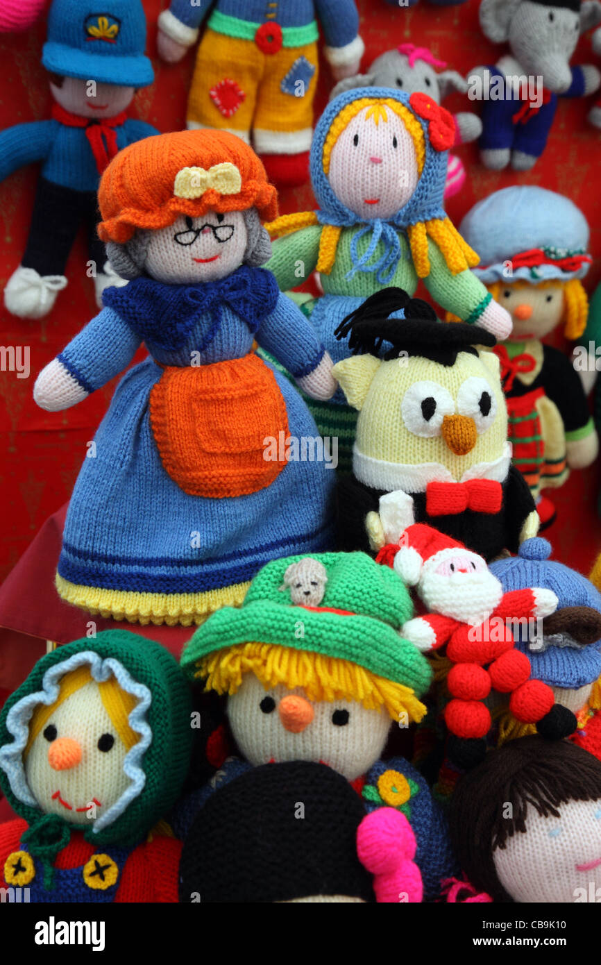Handknitted bambole, Carrickmacross Christmas market di artigianato, Co Monaghan, Irlanda Foto Stock