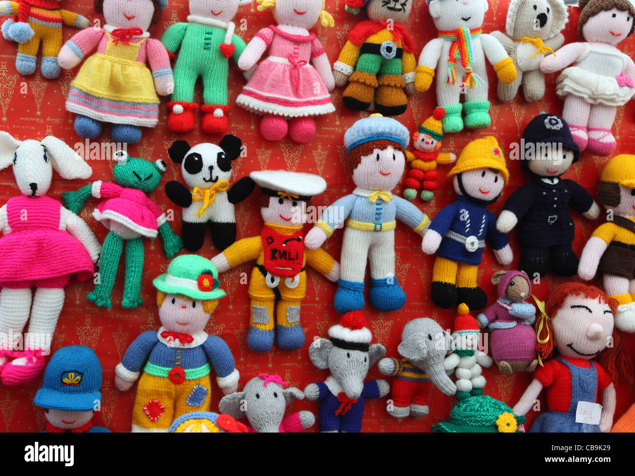 Handknitted bambole, Carrickmacross Christmas market di artigianato, Co. Monaghan, Irlanda Foto Stock