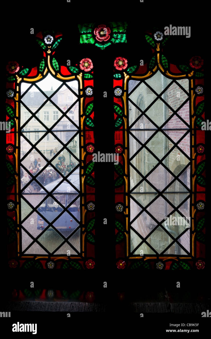 Close-up di una finestra di vetro colorato nella Basilica del Sangue Sacro a Bruges, Belgio Foto Stock