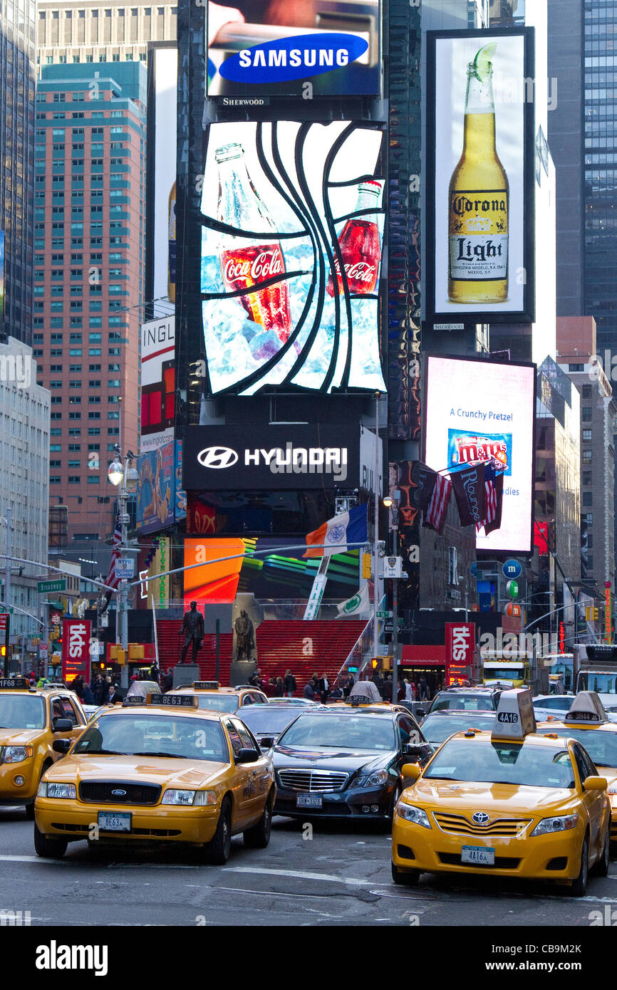 La città di New York Street scene in Times Square. Manhattan, taxi, cabina, taxi, cabine. Foto Stock