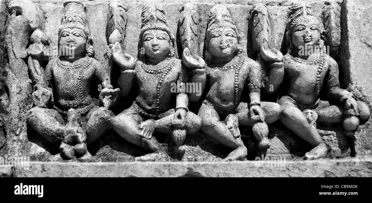 Dettagliata scultura in pietra su un tempio di Khajuraho India Foto Stock