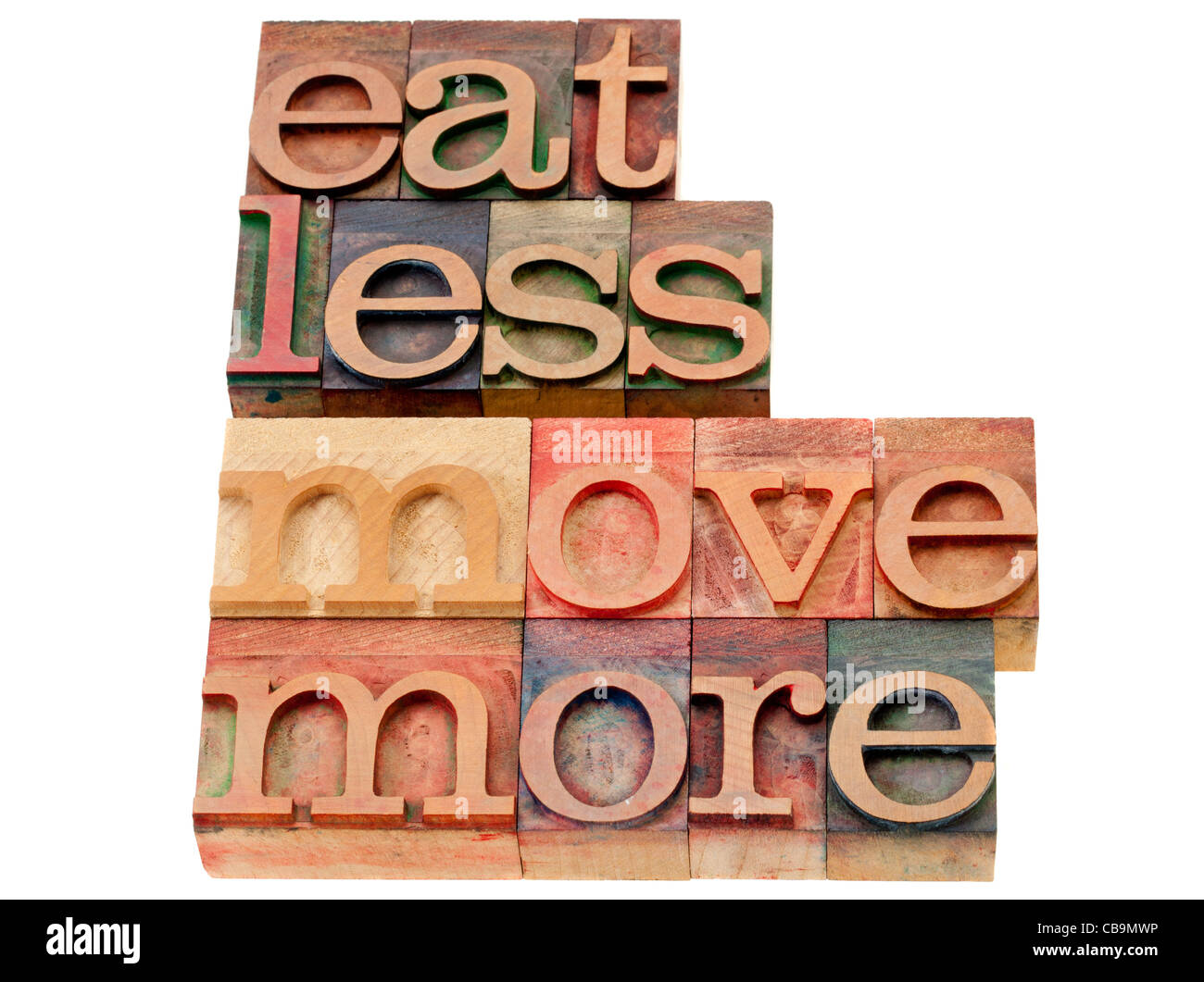 Mangiare meno, più movimento - parole di saggezza per una vita sana - testo isolato in legno vintage tipografia blocchi Foto Stock