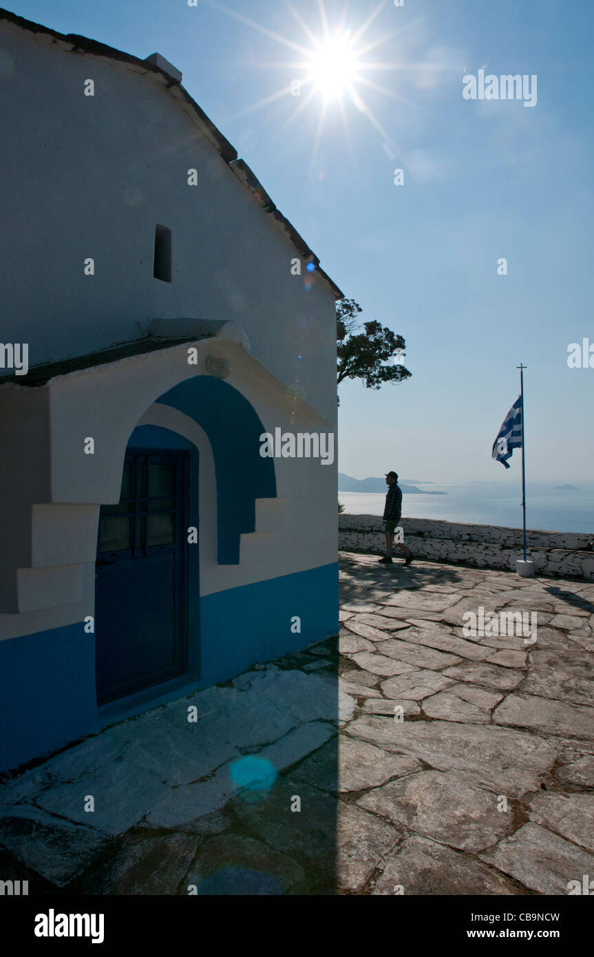 Othodox chiesa e bandiera greca, Ikaria Island, Grecia Foto Stock