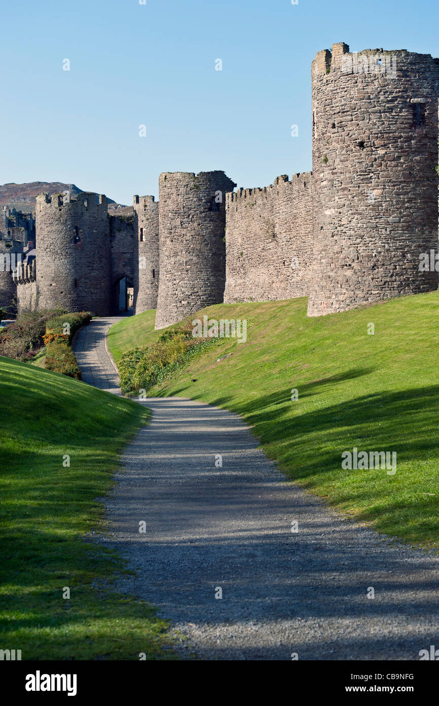 Percorso a Conwy Castle.formato verticale.copia dello spazio. Foto Stock