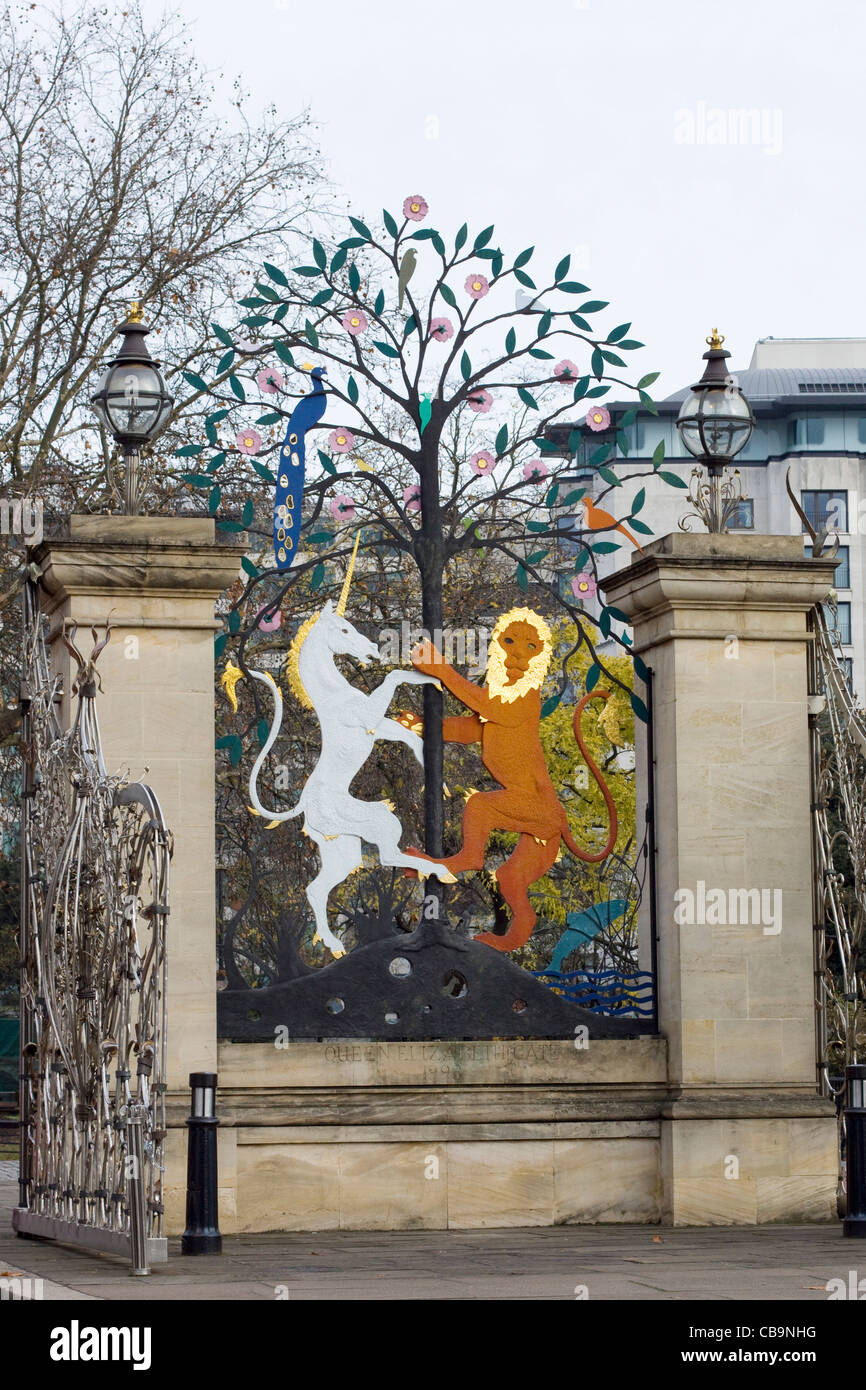 La Unicorn e il leone con l albero della vita sui cancelli all'angolo di Hyde Park Londra Foto Stock