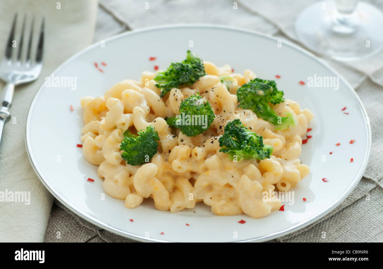 Maccheroni fatti in casa e formaggio con broccoli Foto Stock