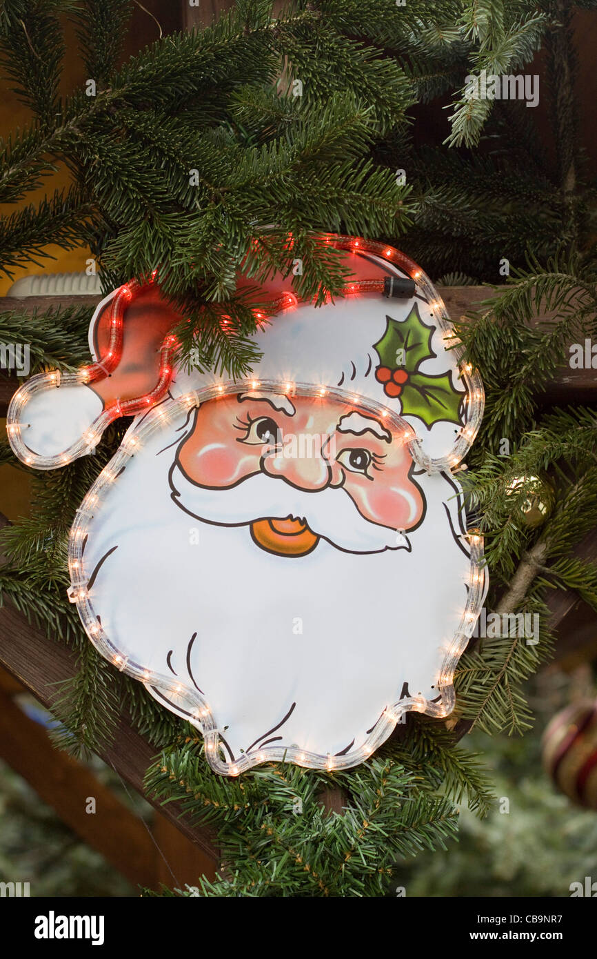 Santa Claus statua al mercatino di natale a Londra Inghilterra Foto Stock