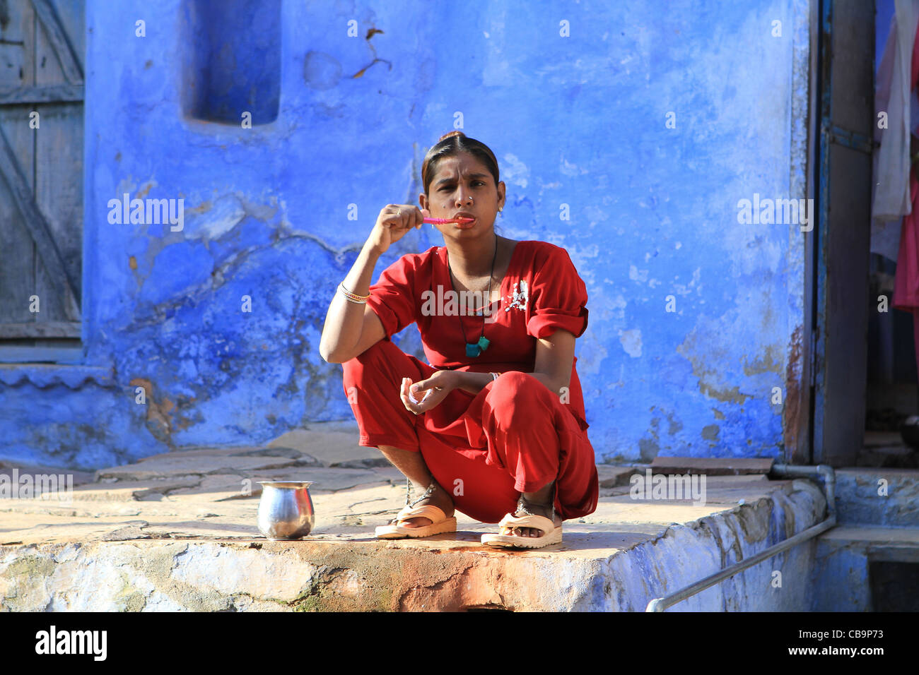 La spazzolatura dei denti . Bundi . Rajasthan .India Foto Stock