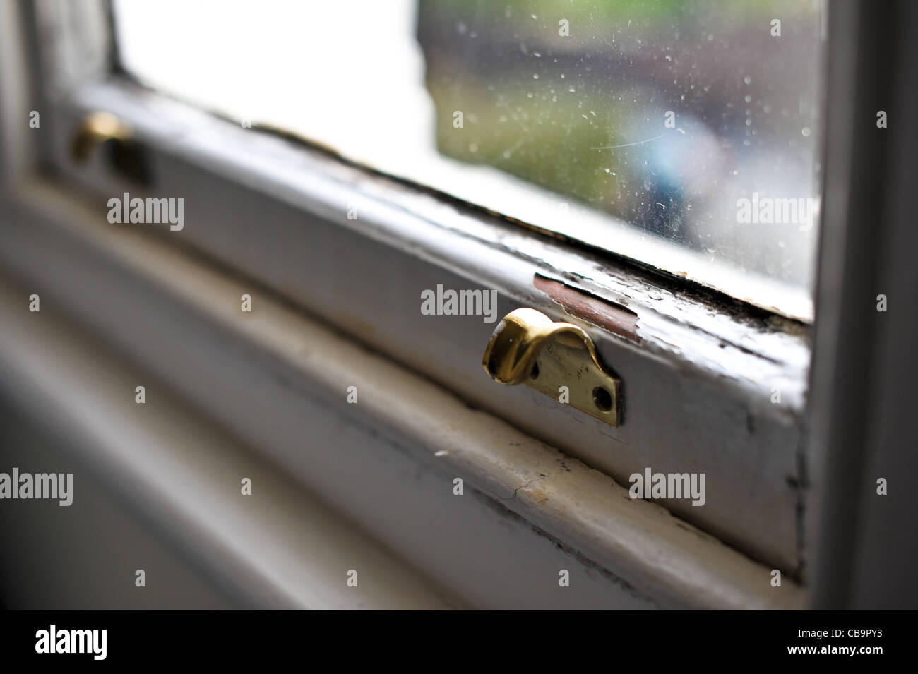 Legno marcio anta window danneggiata dalla presenza di umidità e condensa che necessitano di levigatura dell e riverniciatura per la riparazione Foto Stock