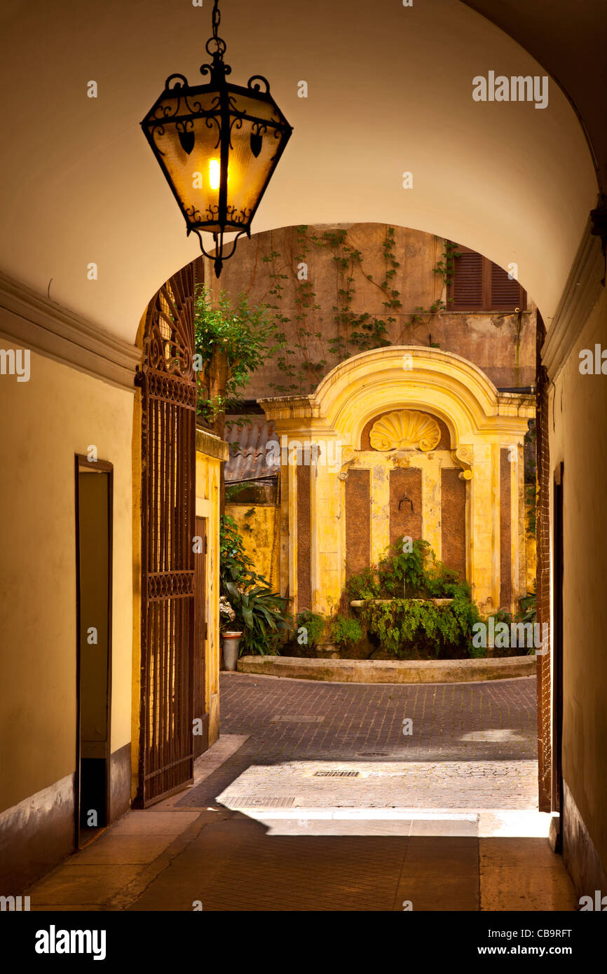 Ingresso al cortile interno della casa ricchi in Roma Lazio Italia Foto Stock