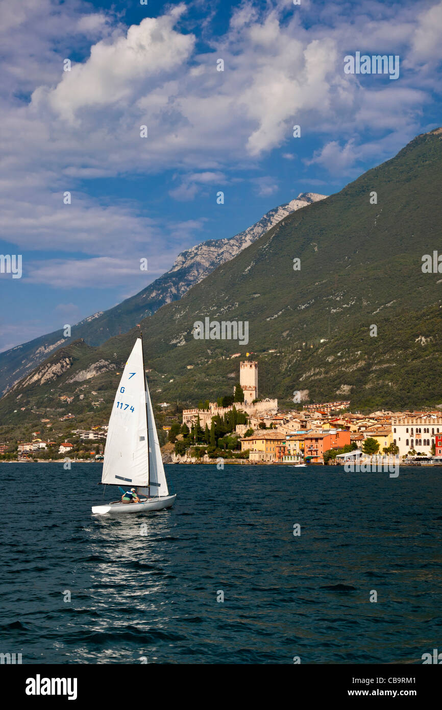 Barca a vela sul Lago di Garda vicino alla città di Malcesine, LOMBARDIA ITALIA Foto Stock