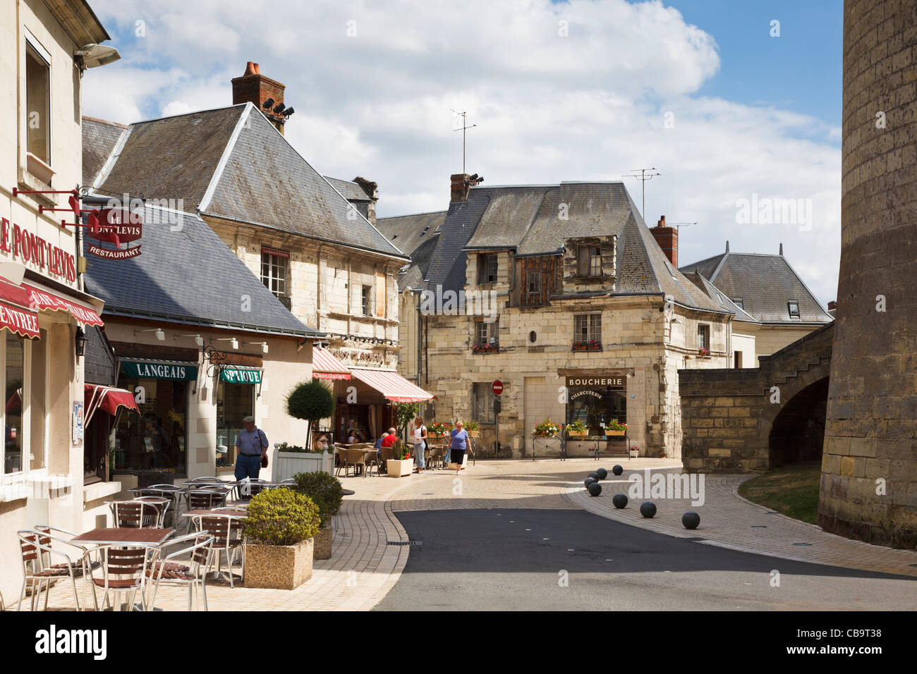 Valle della Loira, Francia - Langeais centro città con mura chateau e caffetterie, Valle della Loira, Francia Foto Stock
